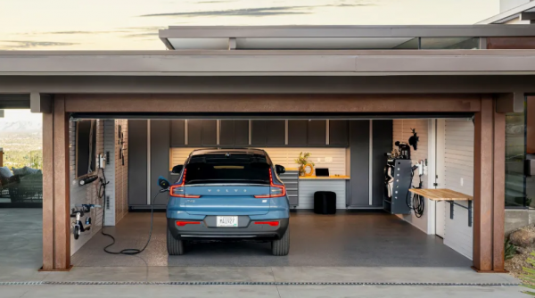 Garasi dengan desain industrial dan bahan metalik